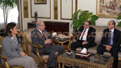 رئيس الوزراء يلتقي نائب رئيس البنك الدولي بحضور سحر نصر