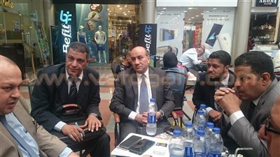 بالصور..«جنينة» ودفاعه في مقهى بالتجمع قبل التحقيق في قضية الفساد