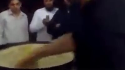 بالفيديو.. فلسطيني يخرج «الطعمية» من الزيت المغلى بيده