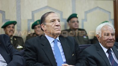 سامي عنان يغادر مطار القاهرة لأداء مناسك العمرة