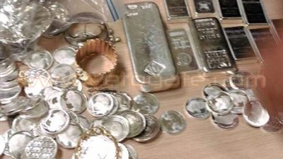 بالصور.. ضبط كمية من الفضة وكروت ذهب بحوزة أمريكي في المطار