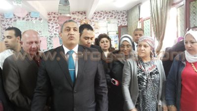 بالصور.. محافظة القاهرة تكرم والدة الشهيد «محمد صفوت»