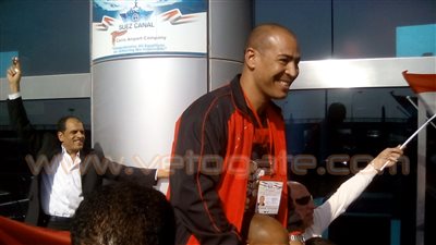 بالصور.. الجماهير تحمل أبطال بعثة «مواي تاي» على الأعناق بالمطار