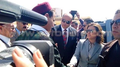 بالصور.. محافظ مطروح يهدي وزيرة التعاون الدولي درع المحافظة