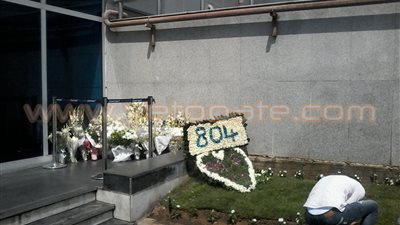 بالصور.. نصب تذكاري بالورود لتأبين ضحايا الطائرة في مطار القاهرة