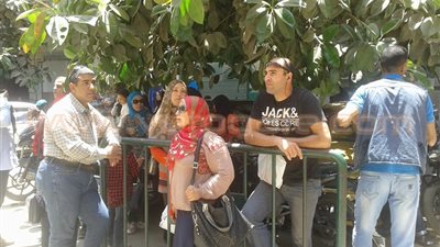 بالفيديو.. قدامى خريجي «التربية» يطالبون بالتعيين أمام «الوزراء»