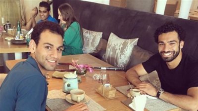 محمد صلاح ينشر صورته مع «الشوربجي» بطل العالم في الإسكواش
