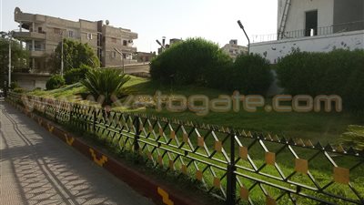 أهالي قنا يطالبون المحافظ بإنشاء مظلات في شوارع المدينة