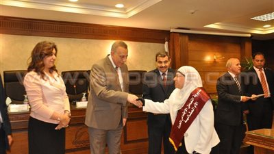 بالصور.. محافظ الجيزة يسلم 10 أمهات مثاليات شهادات تقدير