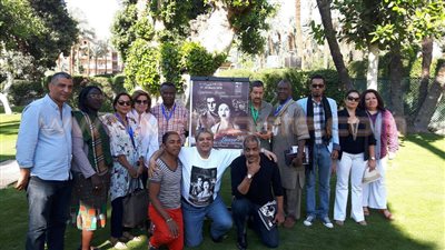 بالصور.. داني جلوفر يزور مستشفى شفاء الأورمان لعلاج السرطان بالأقصر