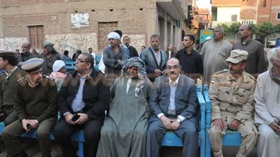 بالصور.. محافظ القليوبية يقدم واجب العزاء في شهيد الجيش بسيناء