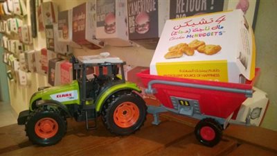 بالصور.. باحث مناخ يستغل سفره حول العالم لجمع علب «ماكدونالدز»