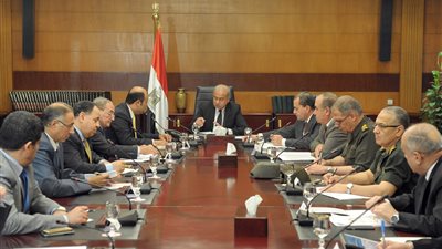 بالصور..رئيس الوزراء يتابع إجراءات الحكومة لتوفير سلع رمضان