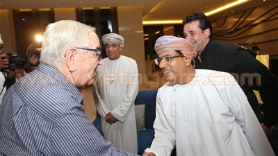 بالصور.. وزير الإعلام العماني يلتقي نجوم الفن المصريين بمسقط