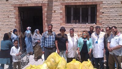 بالصور.. توزيع مواد غذائية على العاملين بمستشفيات الإسكندرية