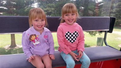 بالصور.. نجاة طفلة من الموت بعد وضع شقيقتها التوءم إلى جوارها