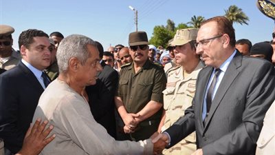 محافظ بني سويف يعزي أسرة شهيد «مازورة» بمركز سمسطا