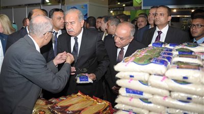 شريف إسماعيل يفتتح معرض «أهلا رمضان» بحضور وزيري التموين والصناعة