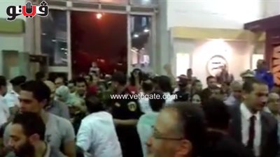 قوات الأمن تحاول تهدئة المواطنين المقتحمين لمعرض «أهلا رمضان»