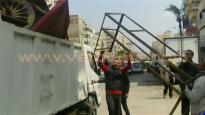 بالصور.. حي العجمي يزيل 50 فرشا للباعة الجائلين