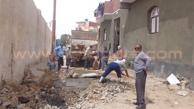 بالصور.. 3 فرق لإصلاح أعطال الصرف والمياه بالخارجة