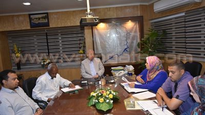 بالصور.. اجتماع محافظ أسوان لوضع حلول لمشكلة النظافة