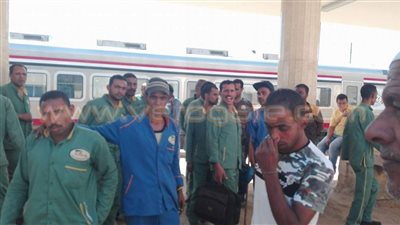 بالصور.. إضراب عمال النظافة بمحطة قطار الأقصر