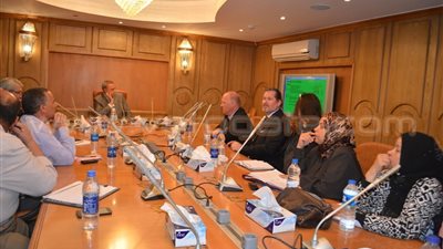 بالصور.. محافظ قنا يناقش آلية تنفيذ مشروع إنتاج الطاقة المتجددة