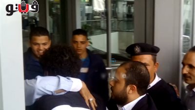 بالفيديو.. هجوم جماهيري على «محمد صلاح» بالمطار لالتقاط صور تذكارية