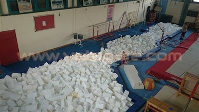 بالصور.. الانتهاء من تركيب جهاز حفرة الجمباز بنادي الصيد