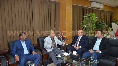 بالصور.. محافظ الإسماعيلية يناقش مع نواب البرلمان مشكلات الأهالي