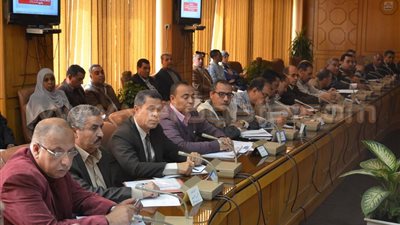 بالصور.. يس طاهر يناقش مقترحات التطوير والتجميل للإسماعيلية