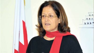 إعلامية بحرينية تشكر الجامعة العربية على تكريمها