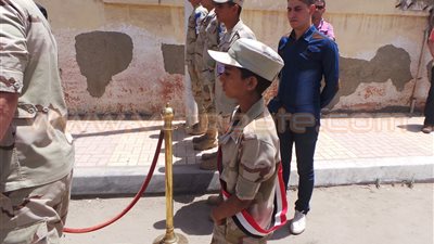 بالصور.. طفل يرتدى زيا عسكريا بجنازة شهيد الشيخ زويد بالإسكندرية