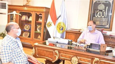 محافظ أسيوط يبحث مع مدير الطب البيطري سبل تطوير المزارع الحيوانية