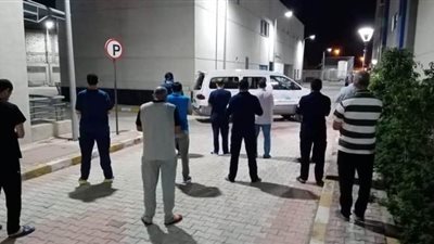 الطاقم الطبي بمستشفى العجمي يؤدي صلاة الجنازة على طبيبة | صور