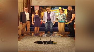 عمرو الليثى يحتفل بأبطال مسلسل بـ100 وش فى 