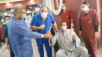 تعافي وخروج 10 مصابين بكورونا من مستشفى قنا العام | صور