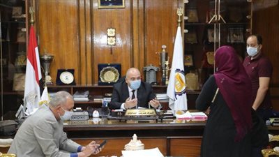 محافظ قنا ونائبه يبحثان الشكاوى خلال اللقاء اليومي مع المواطنين | صور