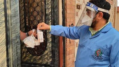 توزيع حقائب العلاج والأدوية والمعقمات على الحالات المعزولة منازليا بالوادى الجديد
