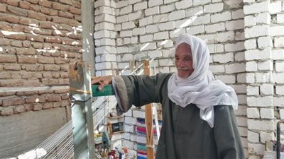 عم عباس.. رحلة الـ 80 عامًا في صناعة الكليم.. زوجته وأحفاده عصاه التي يتوكأ عليها.. ويكشف فرق الأسعار بين الحاضر والماضي