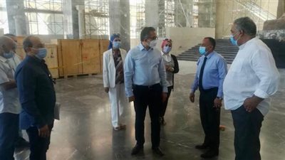 العناني يوجه بإجراء بعض التعديلات على طريقة عرض القطع الأثرية بمتحف العاصمة الإدارية