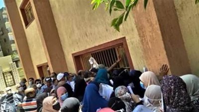 زحام ومخالفات بالجملة أمام لجنة تلقي الاعتذارات عن امتحانات الثانوية بالشرقية | صور