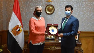 وزير الرياضة يكرم آية مدني ويدعوها للمشاركة في لجان اكتشاف المواهب