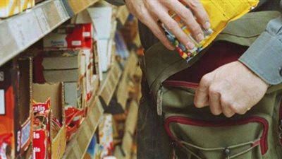 أغبى لص في العالم.. يسرق مركز تسوق وينسى ابنه وراءه