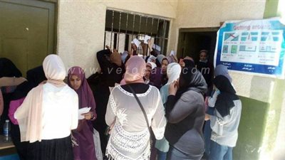 مدرسة بالعريش تتجاهل إجراءات كورونا لتسليم استمارات الطالبات | صور