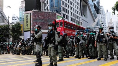 السلطات في هونج كونج تعاقب شرطيا لهتافه 