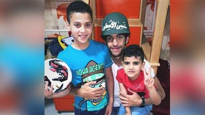 حارس مرمى الأهلي يقضي يومًا مع أولاد أحمد المنسي في منزلهم | فيديو وصور