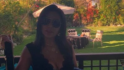رانيا يوسف بإطلالة مثيرة بالأسود من داخل منزلها