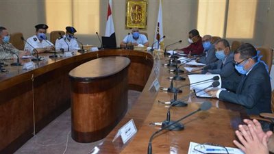 محافظ الوادي الجديد يتابع مع رؤساء المراكز الاستعداد لامتحانات الثانوية العامة